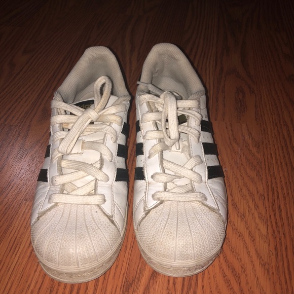 Adidas Superstar Grade School Size 6 - Picture 2 of 4